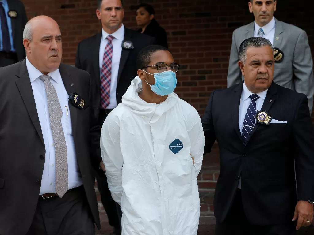 Tyrese Haspil, tersangka dalam pembunuhan Fahim Salehis dipimpin oleh petugas Departemen Kepolisian Kota New York (NYPD). (Photo/REUTERS/Andrew Kelly)