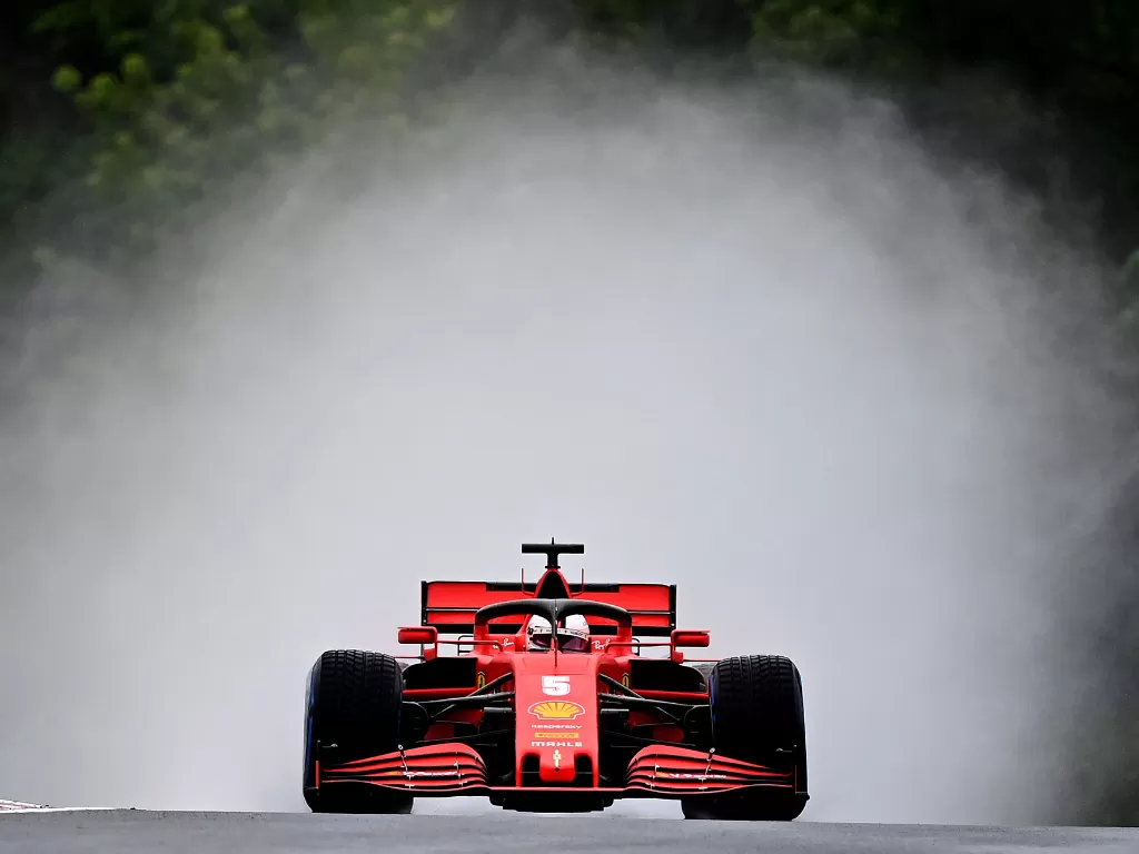 Pembalap Ferrari Sebastian Vettel saat latihan di Sirkuit Hungaroring, Hungaria, 17 Juli 2020. (Joe Klamar/Pool via REUTERS)