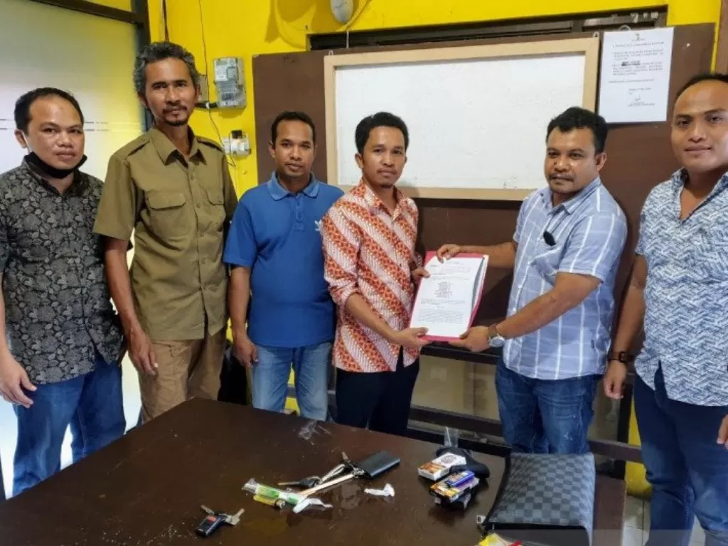Ketua Badan Pengawas Pemilu (Bawaslu) Kabupaten Lombok Tengah, Nusa Tenggara Barat (NTB), Abdul Hanan (ketiga dari kanan) didampingi tim kuasa hukumnya. (ANTARA/Nur Imansyah)
