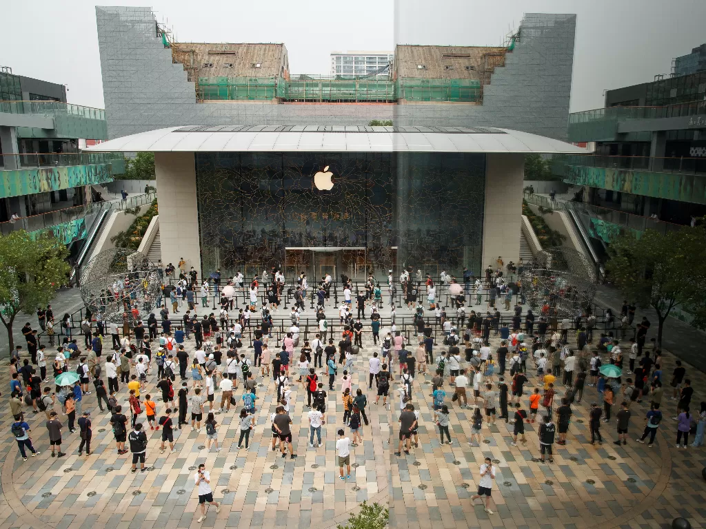 Ratusan orang sedang mengantri di depan Apple Store Beijing, Tiongkok (photo/REUTERS/Thomas Peter)