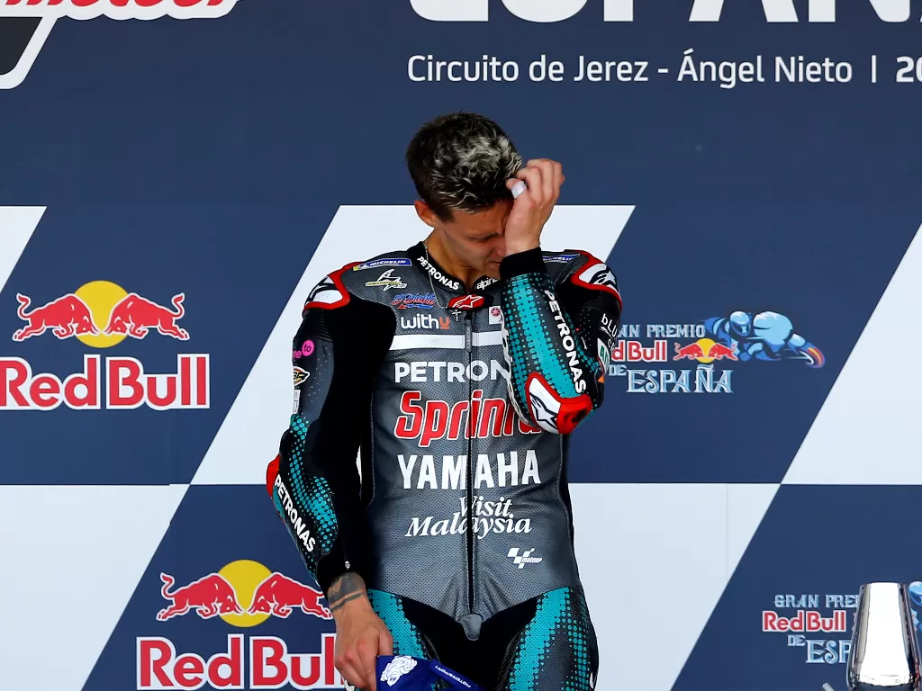 Pembalap tim petronas Yamaha SRT Fabio Quartararo saat merayakan kemenangan balapan di podium MotoGP Spanyol, Minggu (19/7). (photo/REUTERS/Marcelo Del Pozo)