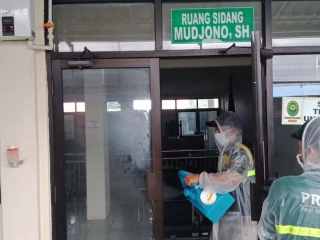 Petugas menyemprot cairan di salah satu ruang sidang PN Semarang. (ANTARA/HO-PN Semarang)