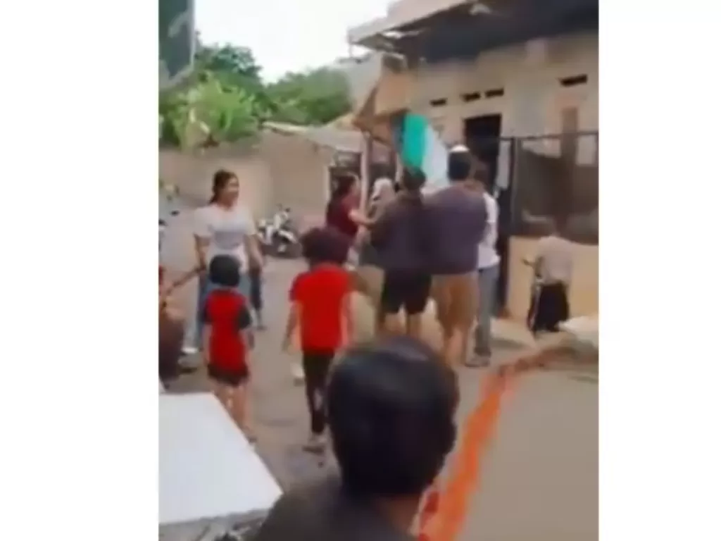 Seorang kakek rebutan layangan viral (Facebook/Bah Sukidi)
