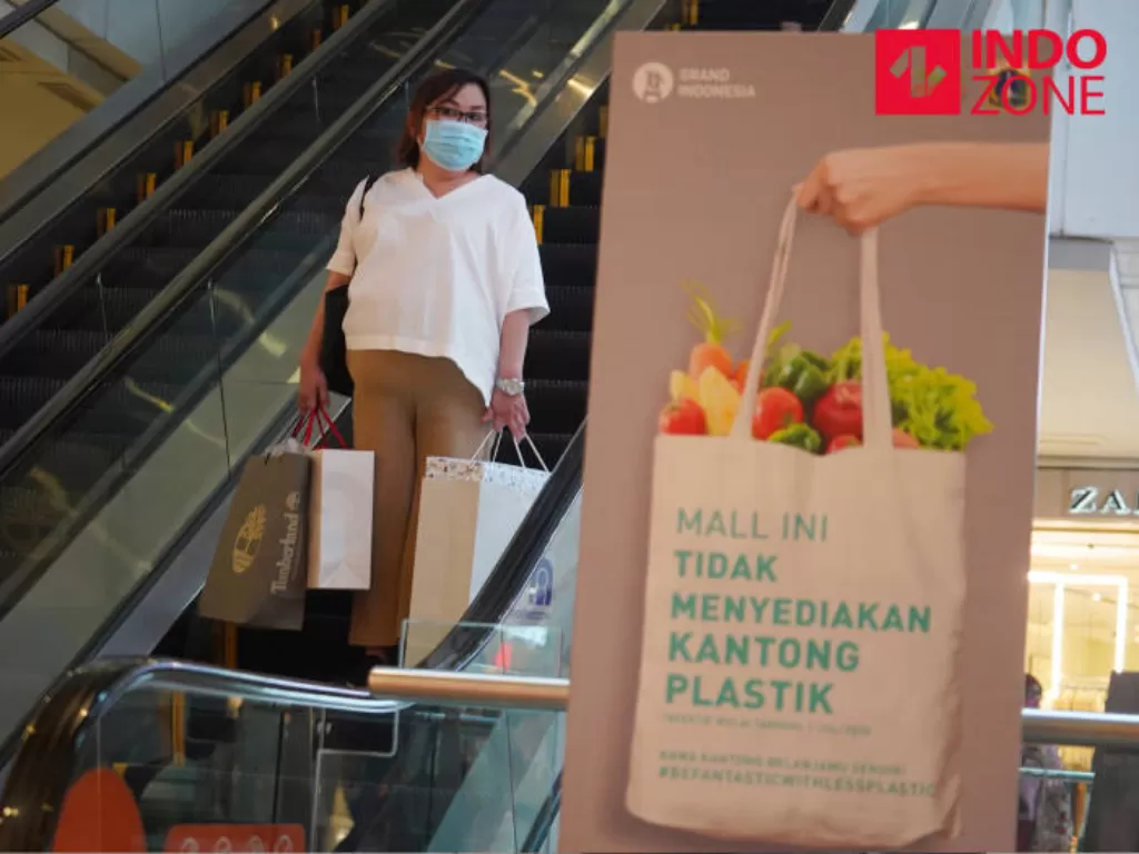 Pengunjung membawa barang belanjaan dengan kantong belanja ramah lingkungan di salah satu pusat perbelanjaan di Jakarta Pusat, Rabu (1/7/2020). (INDOZONE/Arya Manggala)
