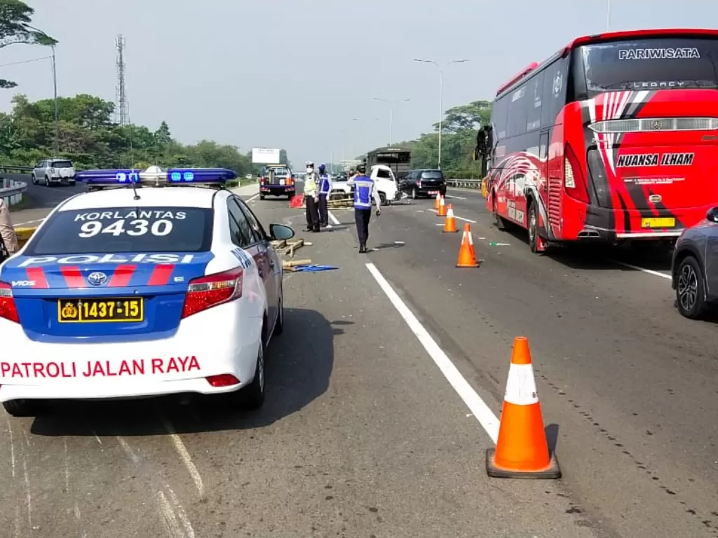 Kecelakaan mobil pembawa kambing di Tol Jagorawi, Minggu (19/7/2020). (Ditlantas Polda Metro Jaya)
