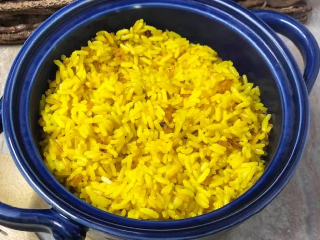 Nasi kuning. (photo/forktospoon.com)