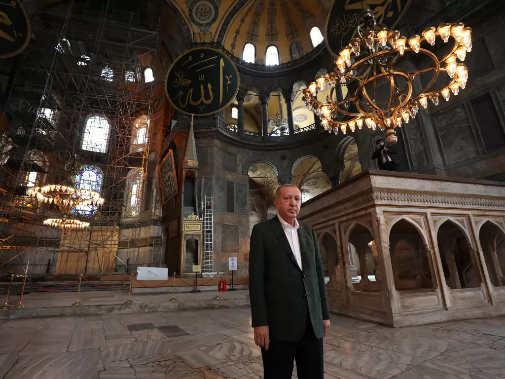 Presiden Turki Tayyip Erdogan saat mengunjungi Hagia Sophia di Istanbul, Turki, 19 Juli 2020. (Murat Cetinmuhurdar/Handout via REUTERS)