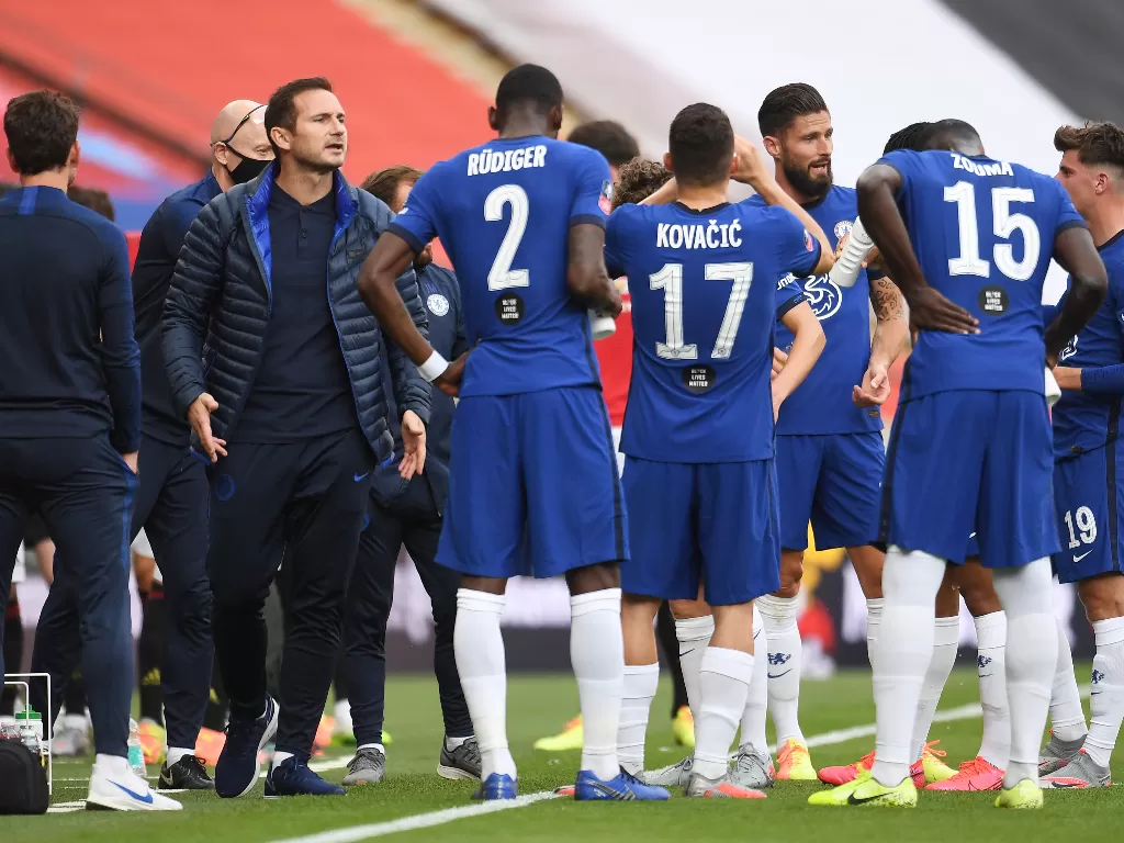 Pelatih Chelsea, Frank Lampard tengah memberikan arahan kepada para pemainnya. (REUTERS/Andy Rain)