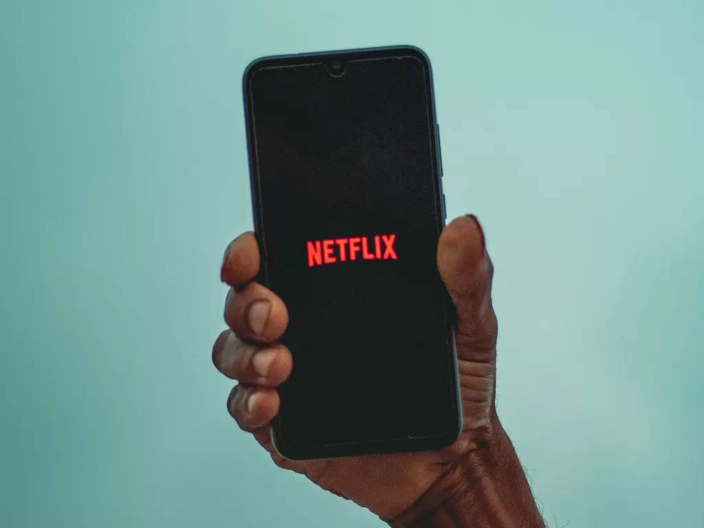 Logo layanan streaming film Netflix di smartphone (photo/Unsplash/Sayan Ghosh)