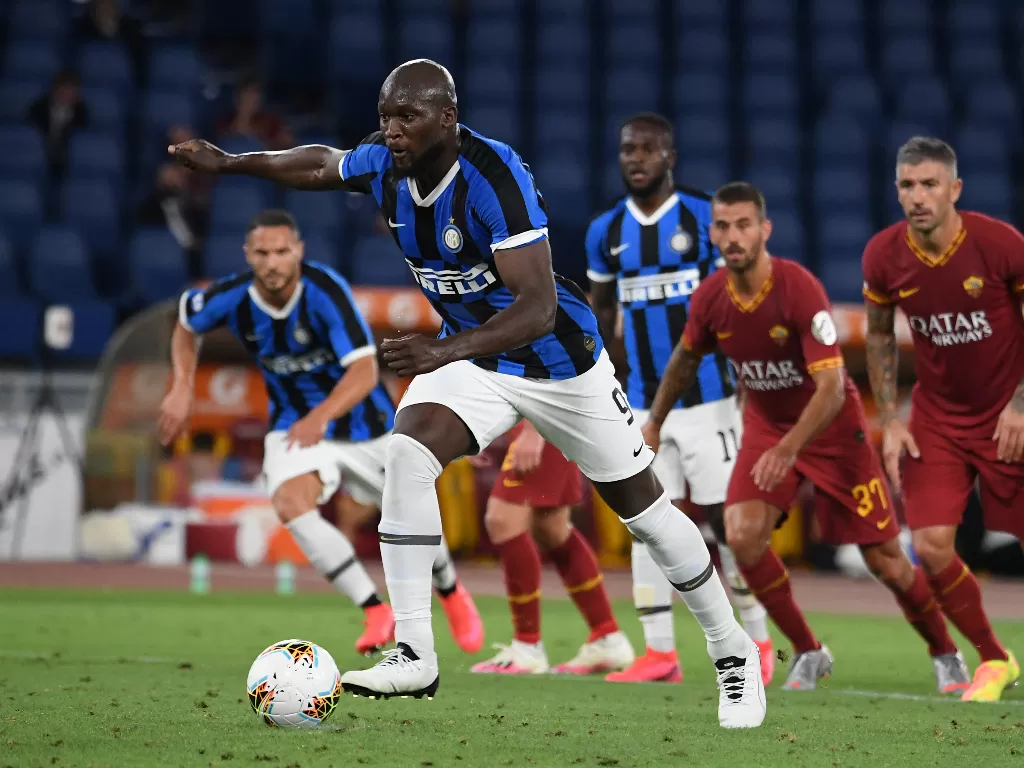 Pemain Inter Milan Romelu Lukaku mencetak gol lewat tendangan penalti dalam pertandingan Serie A antara AS Roma melawan Inter Milan di Roma, Italia, pada 19 Juli 2020. (Xinhua/Augusto Casasoli)