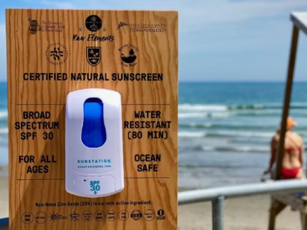 Sunscreen touchfree di Pulau Rhode. (Dok. Raw Elements via Travelandleisure)
