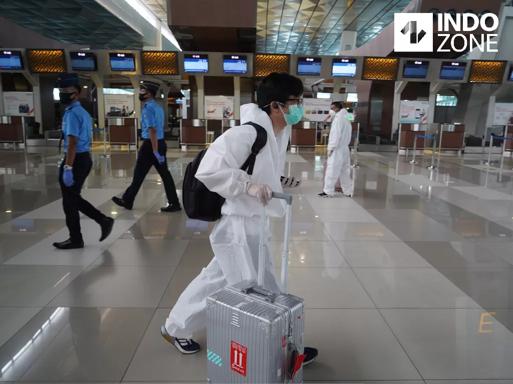 Calon penumpang menggunakan Alat Pelindung Diri (APD) saat akan melakukan penerbangan ke luar negeri melalui Terminal 3 Bandara Soekarno-Hatta, Tangerang, Banten, Senin (11/5/2020). (INDOZONE/Arya Manggala)