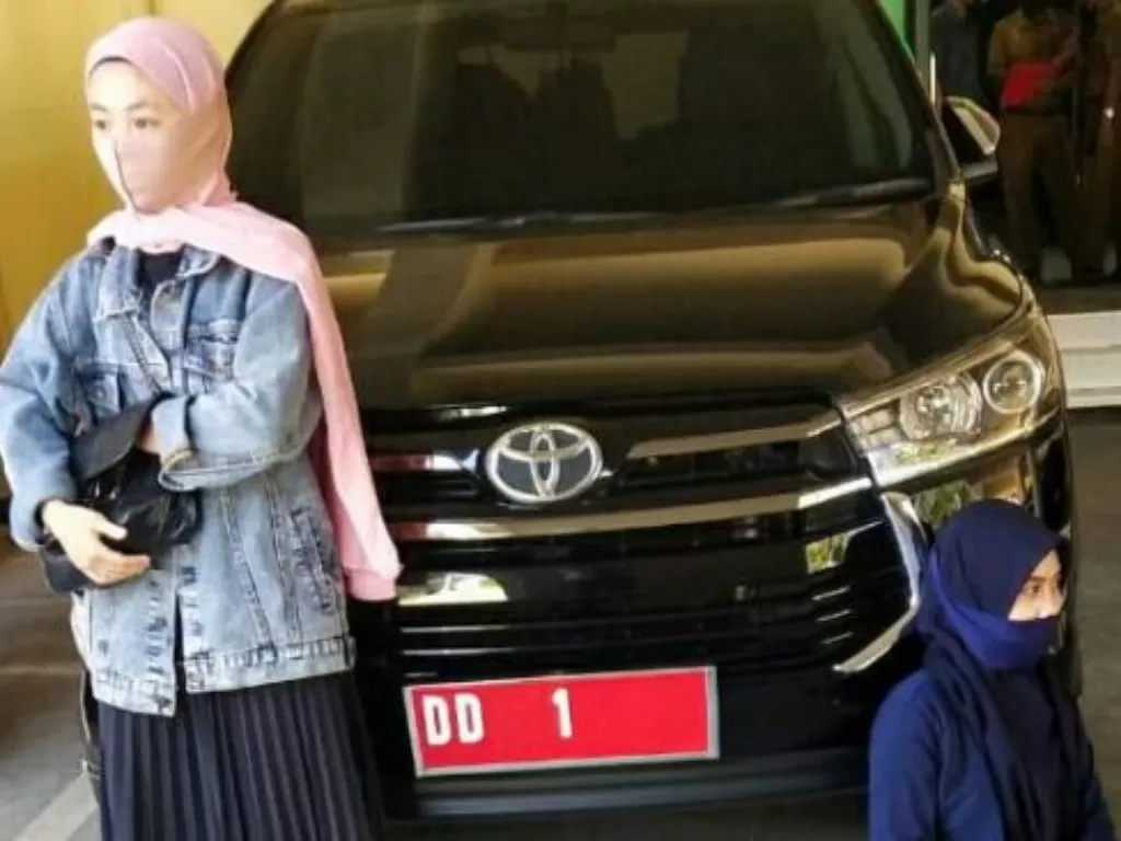 Kedua putri Nurhayani Abram saat duduk di depan mobil dinas Gubernur Selatan, Senin (20/7/2020).