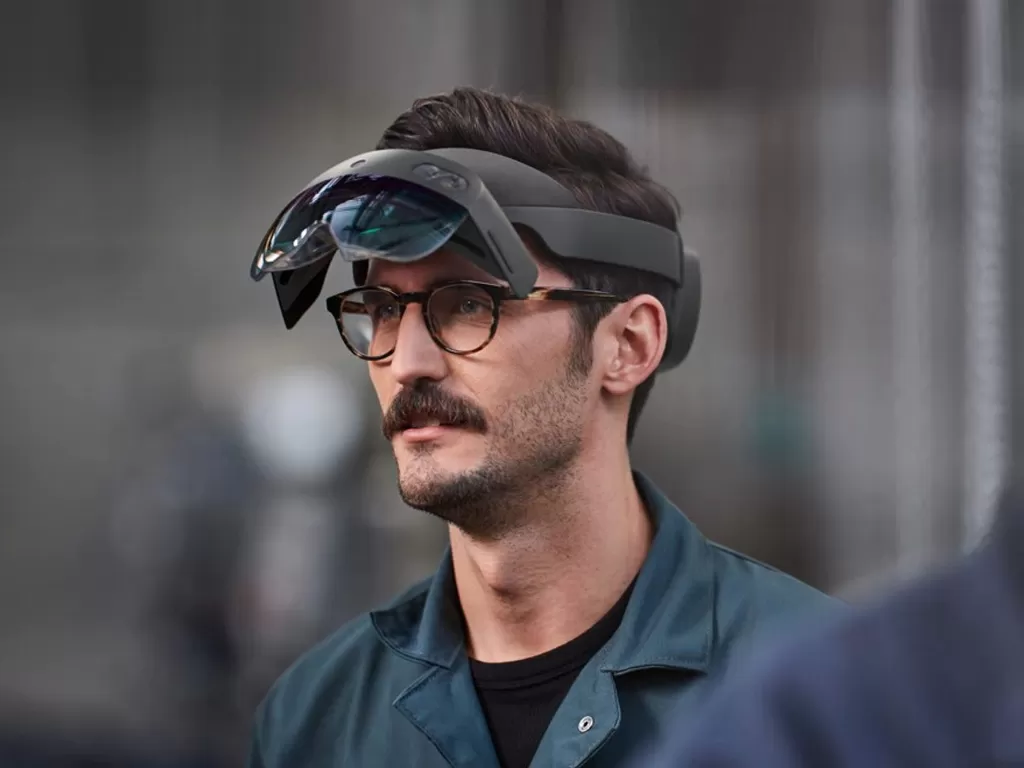 Seseorang sedang menggunakan perangkat HoloLens 2 (photo/Dok. Microsoft)