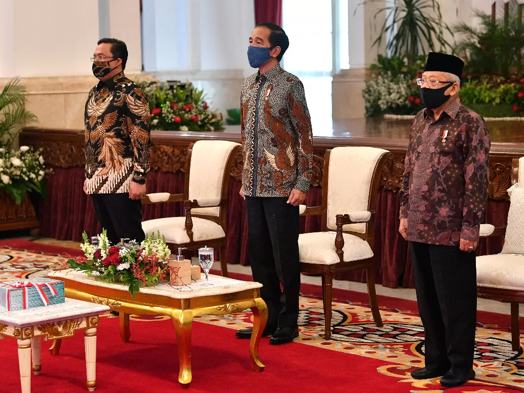 Presiden Joko Widodo (tengah) dan Wapres Ma'ruf Amin (kanan) didampingi Kepala Badan Pemeriksa Keuangan (BPK) Agung Firman Sampurna. (Foto: ANTARA/Sigid Kurniawan)