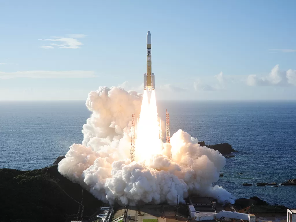 Sebuah roket H-2A lepas landas dari landasan peluncuran di Tanegashima Space Center di pulau Tanegashima, Jepang, 20 Juli 2020. (Mitsubishi Heavy Industries/Handout via REUTERS)
