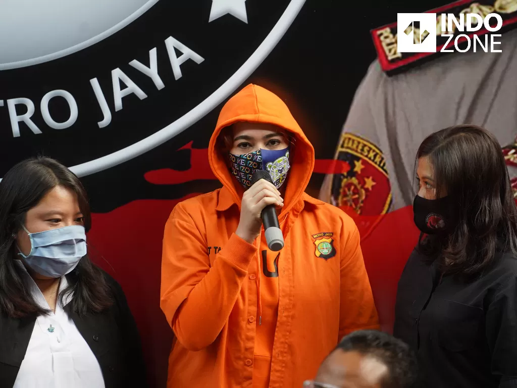 Artis Catherine Wilson dihadirkan polisi saat menggelar rilis narkoba di Polda Metro Jaya, Jakarta, Sabtu (18/7/2020). (INDOZONE/Arya Manggala)