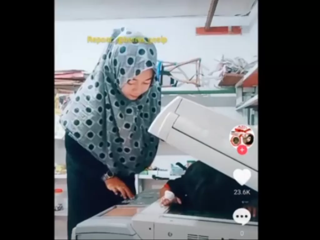 Seorang ibu fotocopy anaknya viral (Instagram/@berita_gosip)