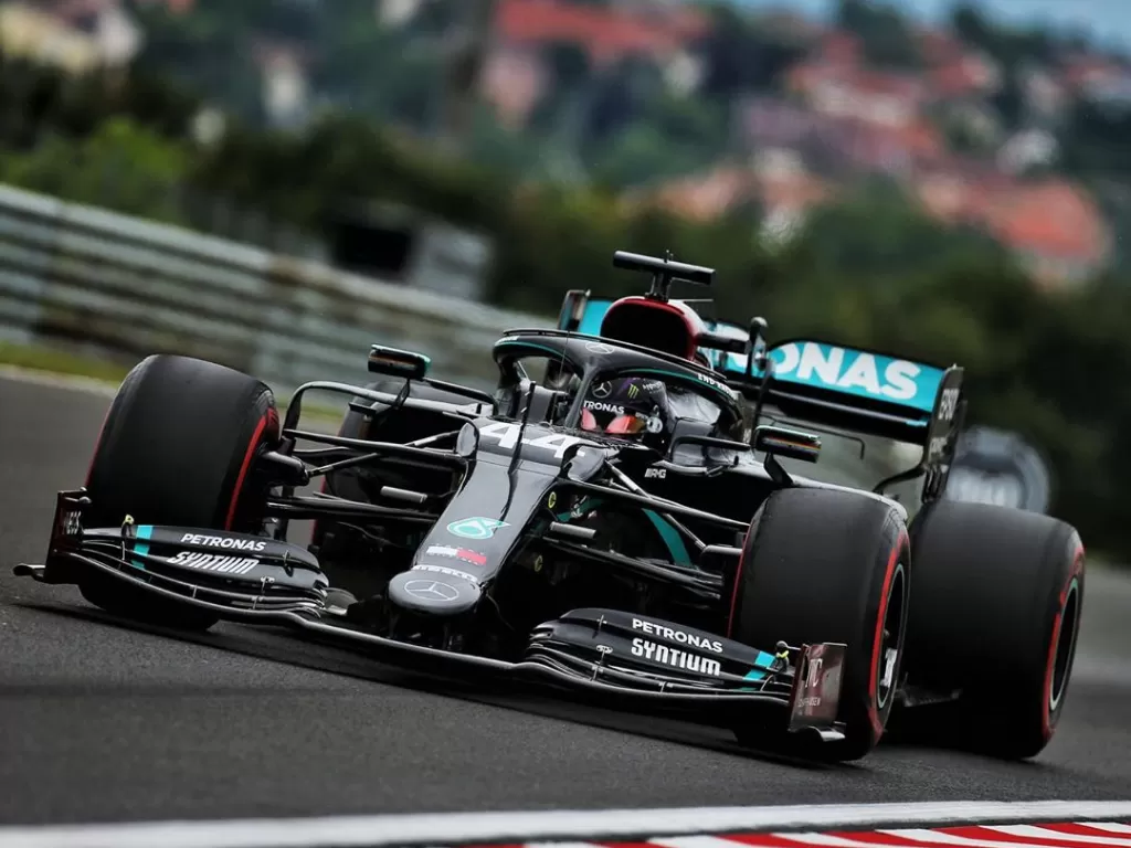 Pembalap Mercedes, Lewis Hamilton saat menjajal W11. (Instagram/@mercedesamgf1)