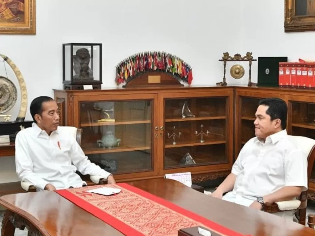 Menteri BUMN Erick Thohir (kanan) sedang berbincang dengan Presiden Joko Widodo (kiri) paa suatu kesempatan. (Instagram/@erickthohir)