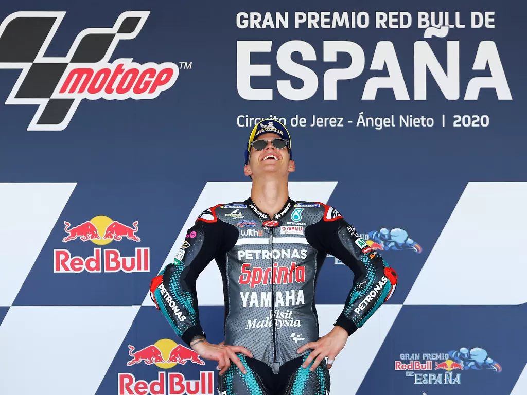 Pembalap Petronas Yamaha Fabio Quartararo merayakan kemenangannya di podium, di sirkuit Jerez, Spanyol, 19 Juli 2020. (REUTERS/Marcelo Del Pozo)