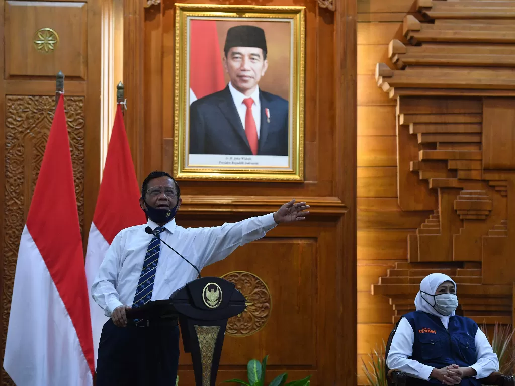 Menko Polhukam Mahfud MD (Kiri) di dampingi Gubernur Jawa Timur Khofifah Indar Parawansa (kanan). (Foto: ANTARA/Zabur Karuru)