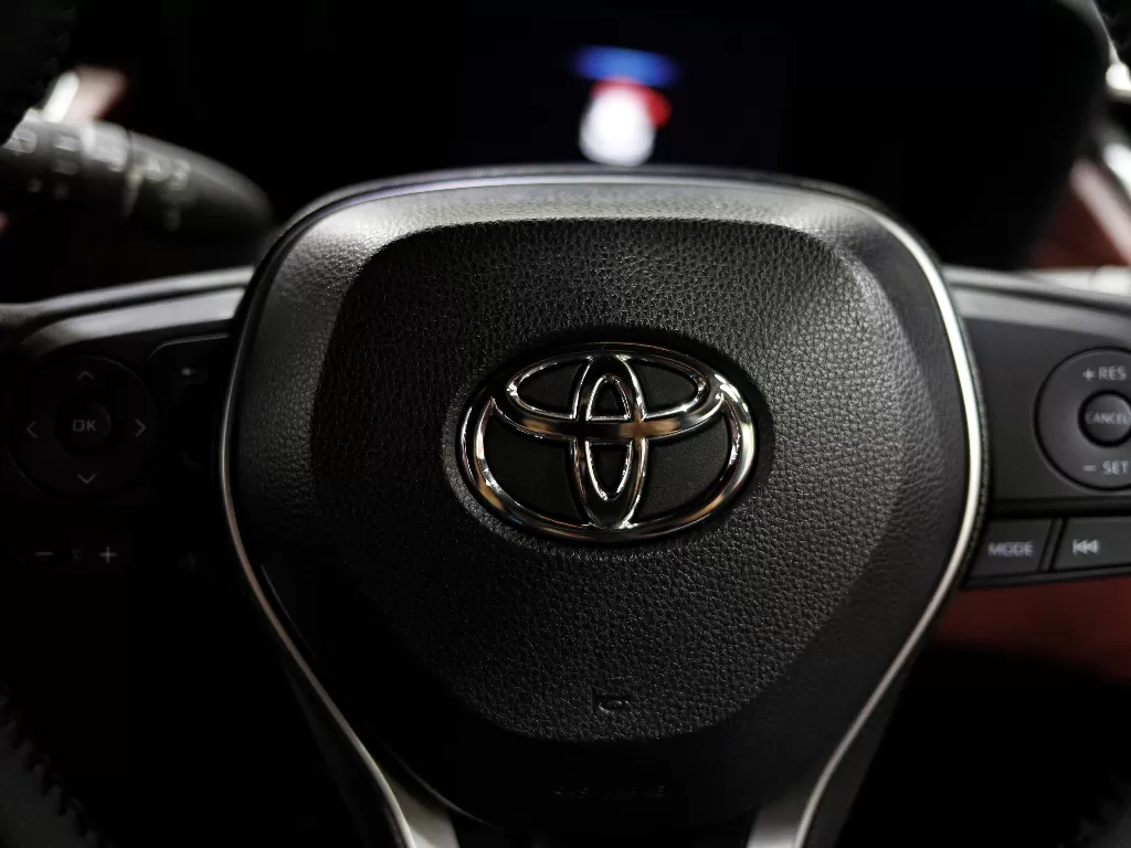Logo pabrikan Toyota di setir mobil. (REUTERS/JORGE SILVA)