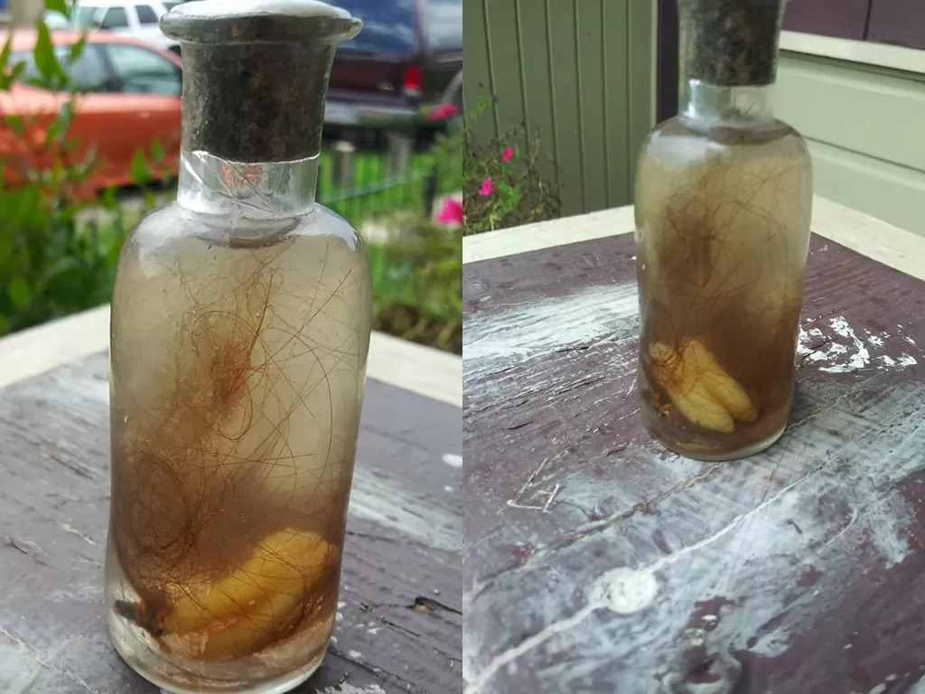 Botol penyihir berisi gigi dan rambut manusia. (Facebook/Shane Mears)