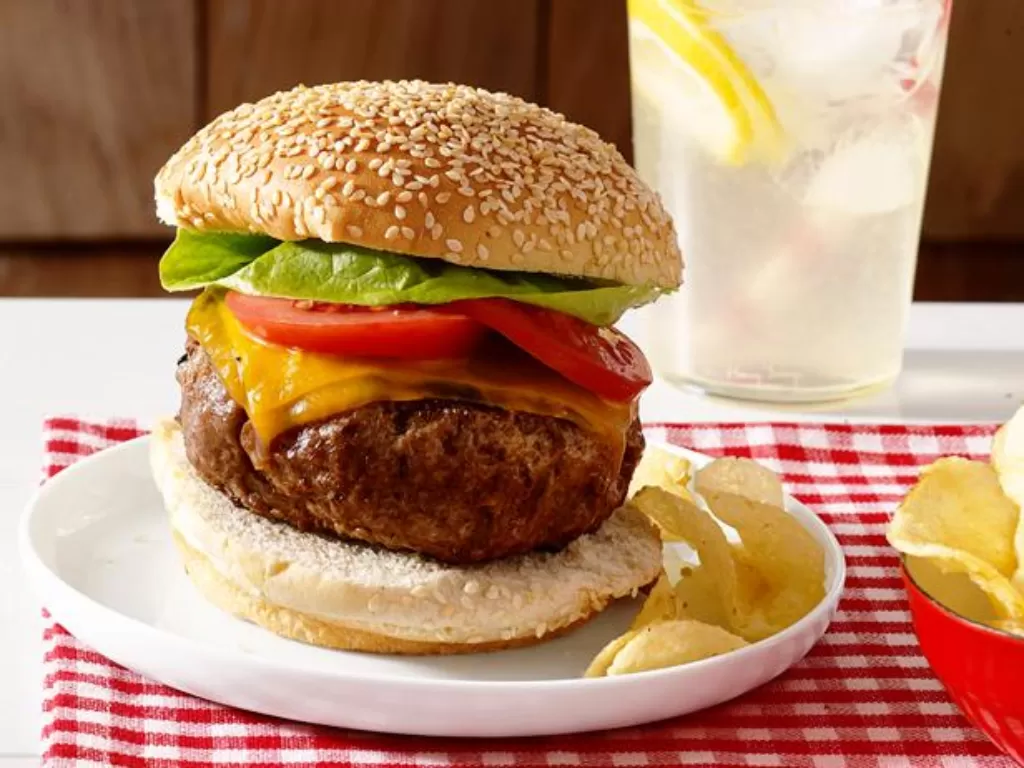 Beef burger rumahan. (foodnetwork.com)