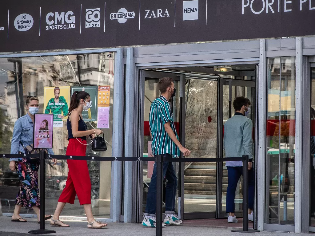 Orang-orang yang mengenakan masker terlihat di sebuah pusat perbelanjaan di Paris, Prancis, pada 20 Juli 2020. (Xinhua/Aurelien Morissard)