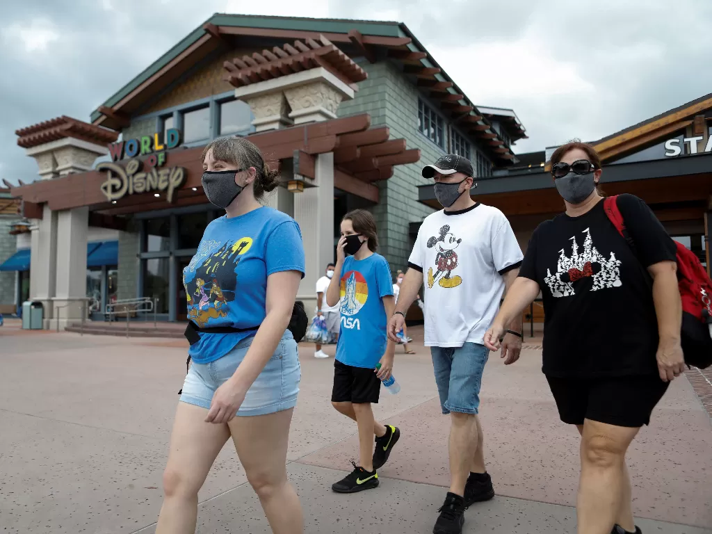 Pengunjung Disney World memakai masker. (REUTERS/ Octavio Jones)