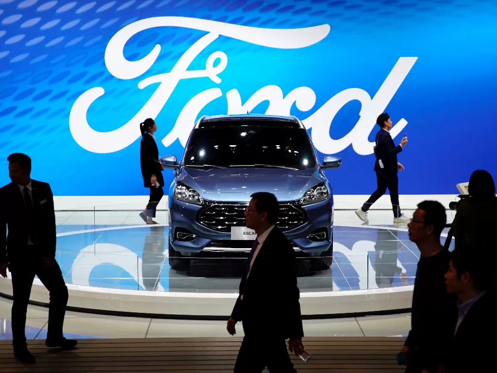 Logo dan mobil pabrikan Ford. (REUTERS/Aly Song)