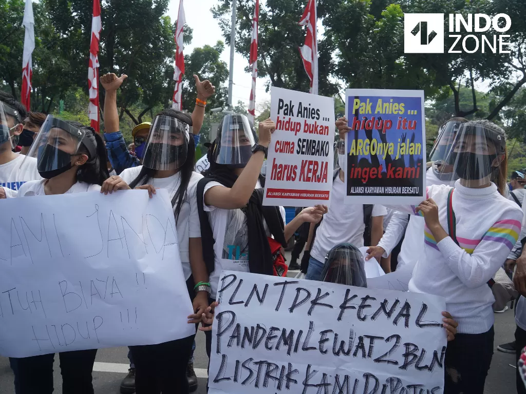  Sejumlah pekerja hiburan melakukan aksi unjuk rasa di depan Kantor Balai Kota DKI Jakarta, Selasa (21/7/2020). (INDOZONE/Arya Manggala)