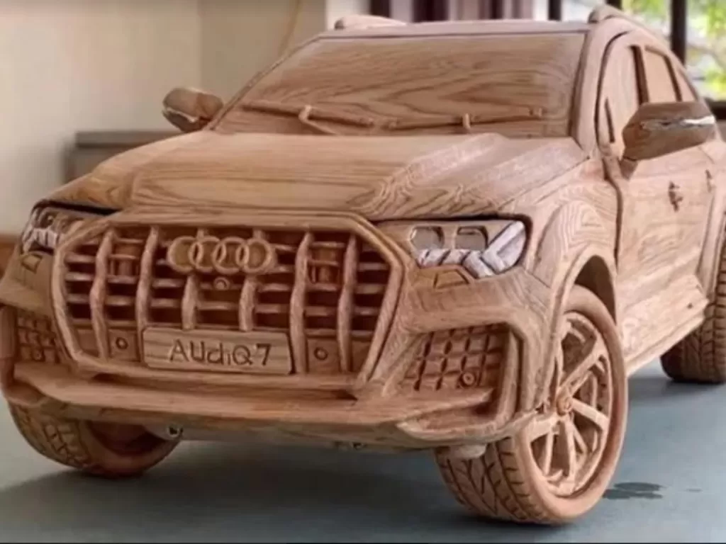 Ilusutrasi hasil pahatan miniatur Audi Q7 dari kayu. (Carscoops)