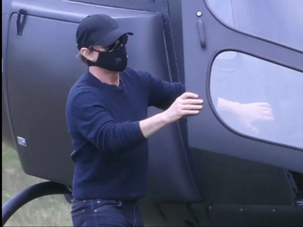 Tampilan Tom Cruise menjajal helikopter. (thesun.co.uk)