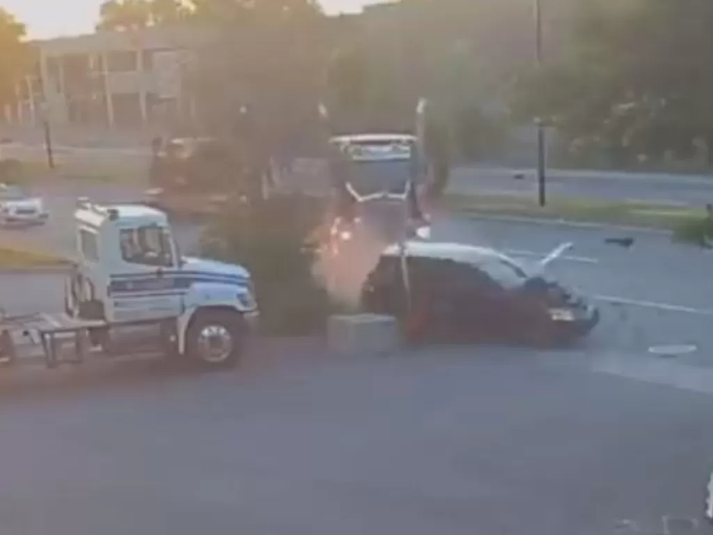 Tampilan truk derek yang ditabrak pengendara mobil dalam kecepatan tinggi. (SS/Youtube/Sly Tortuously)