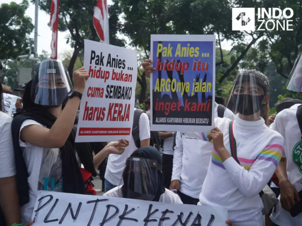 Sejumlah pekerja hiburan melakukan aksi unjuk rasa di depan Kantor Balai Kota DKI Jakarta, Selasa (21/7/2020). (INDOZONE/Arya Manggala)