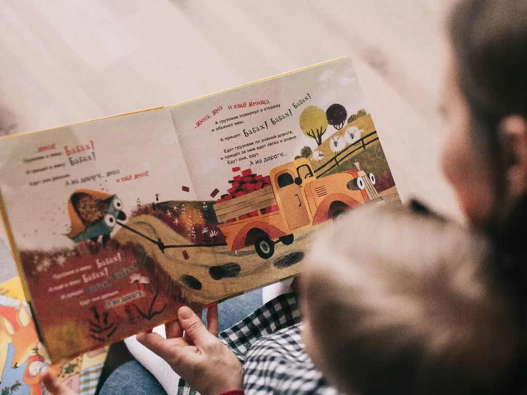Ilustrasi membaca dongeng untuk anak. (Pexels/Lina Kivaka)