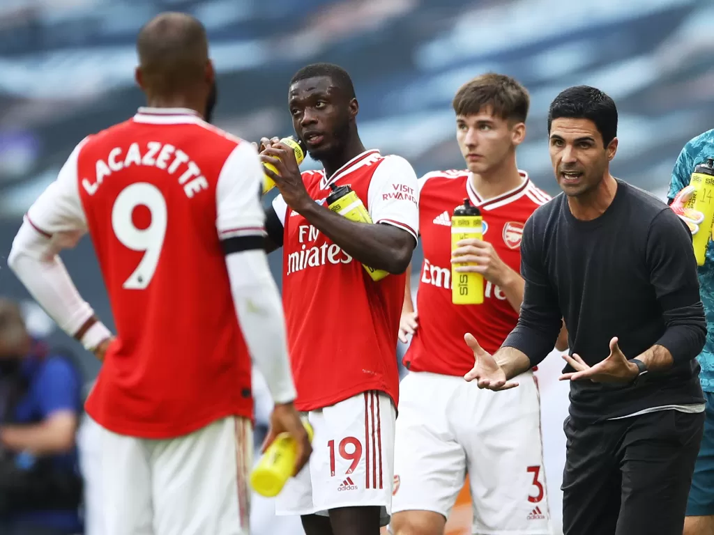 Pelatih Arsenal, Mikel Arteta tengah memberikan arahan kepada para pemainnya. (Tim Goode/Pool via REUTERS)