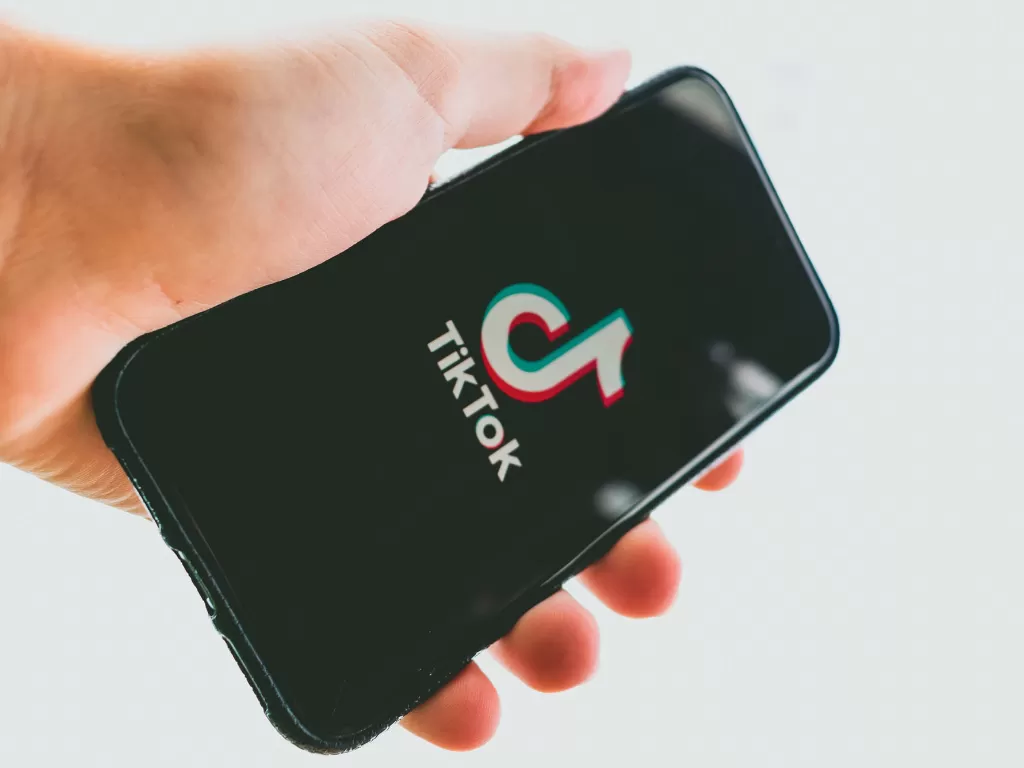 Aplikasi TikTok di smartphone (photo/Unsplash/Kon Karampelas)