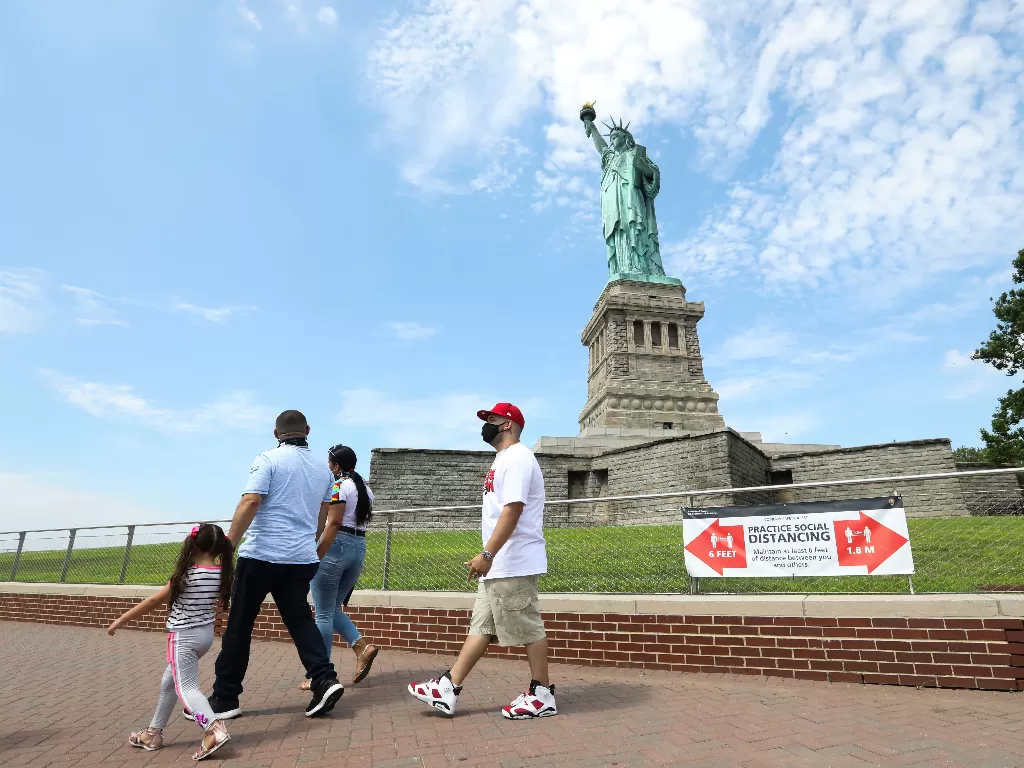 Sejumlah pengunjung melakukan tur ke Pulau Liberty di New York, Amerika Serikat (AS), pada 20 Juli 2020. (Xinhua/Wang Ying)