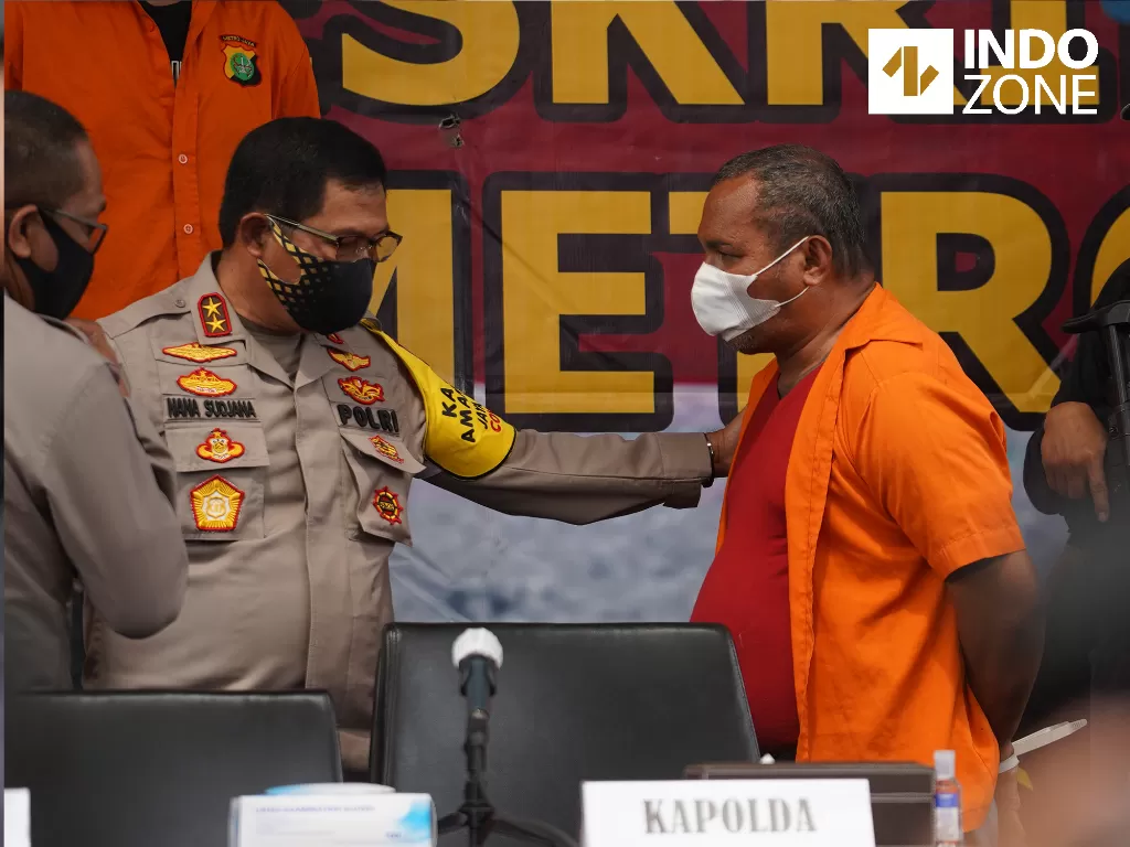John Kei dihadirkan polisi saat menggelar rilis di Polda Metro Jaya, Jakarta. (INDOZONE/Arya Manggala)