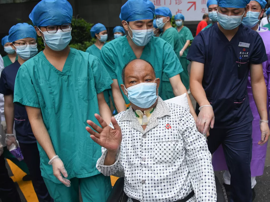 Para petugas medis mendampingi Cui saat meninggalkan Rumah Sakit Renmin Universitas Wuhan di Wuhan, Provinsi Hubei, Tiongkok tengah, pada 21 Juli 2020. (Xinhua/Cheng Min)