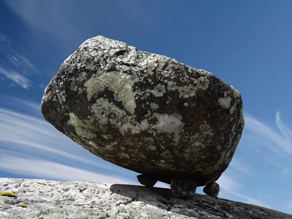 'Balancing Stone' di gunung Vottovaara. (paranormal-news.ru)
