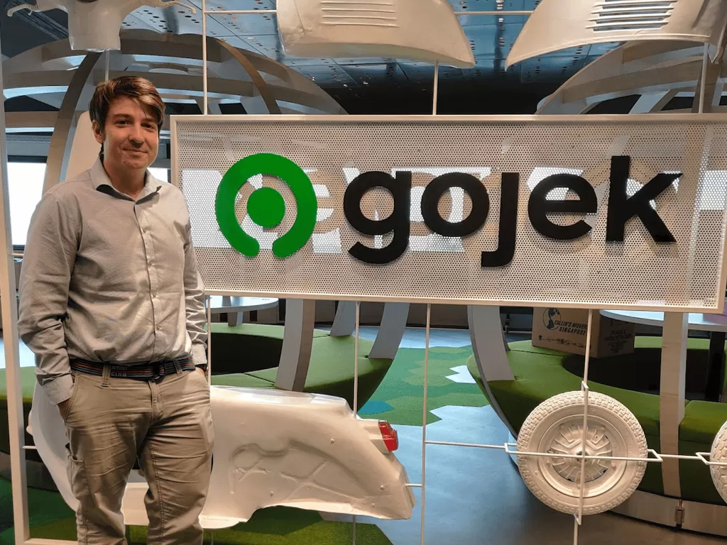 Severan Rault saat berdiri di logo startup Gojek (photo/Dok. Gojek)
