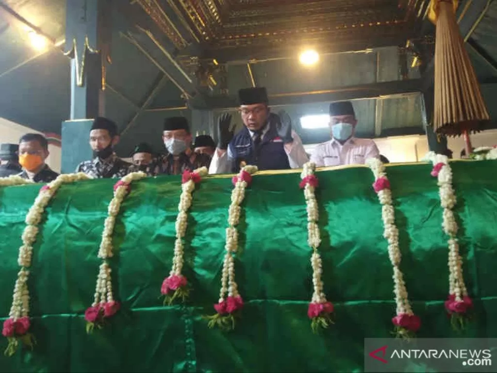 Gubernur Jawa Barat Ridwan Kamil (kedua kanan) saat melaksanakan Shalat Jenazah Sultan Sepuh XIV Keraton Kasepuhan Cirebon PRA Arief Natadiningrat. (Foto: ANTARA/Khaerul Izan)