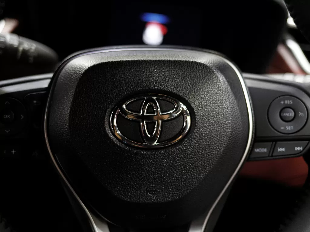 Logo pabrikan Toyota pada setir mobil. (REUTERS/JORGE SILVA)