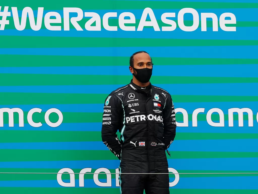 Pembalap andalan Mercedes, Lewis Hamilton. (REUTERS/LEONHARD FOEGER)
