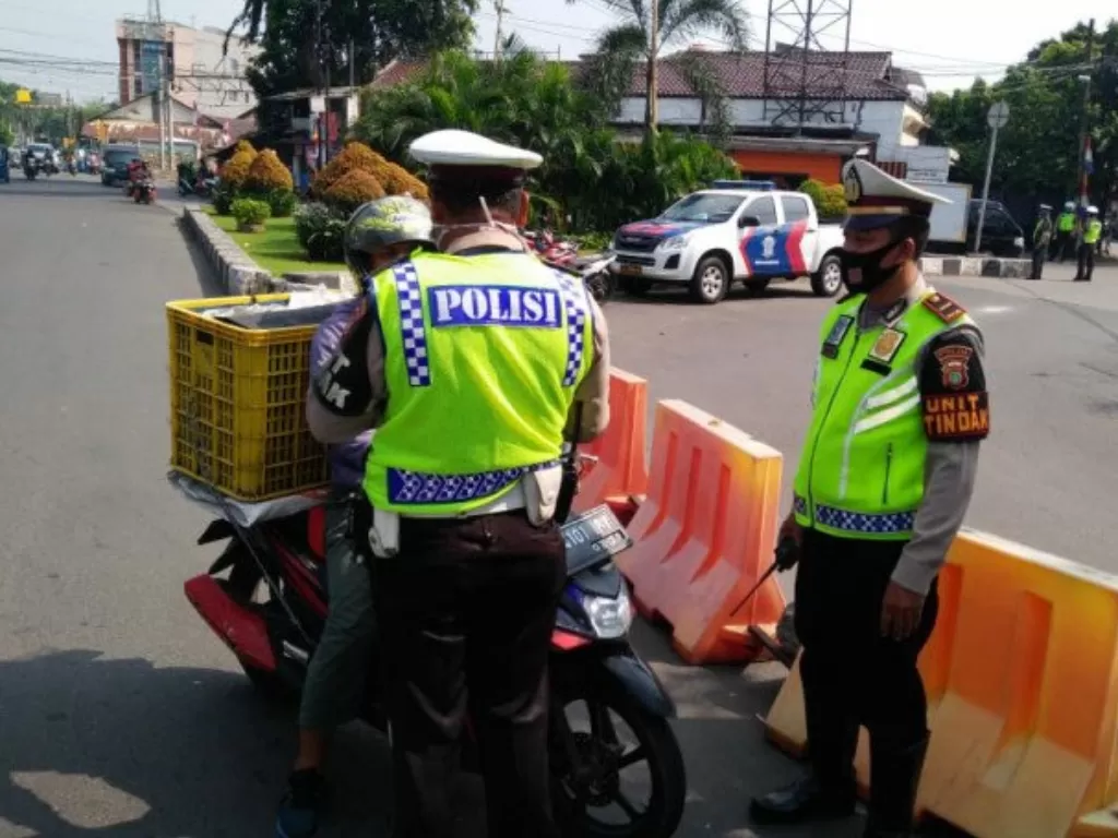 Polisi menindak pelanggar dalam Operasi Patuh Jaya di Jakarta Pusat, Kamis (23/7/2020). (Photo/ANTARA/HO/Satlantas Polres Metro Jakarta Pusat)