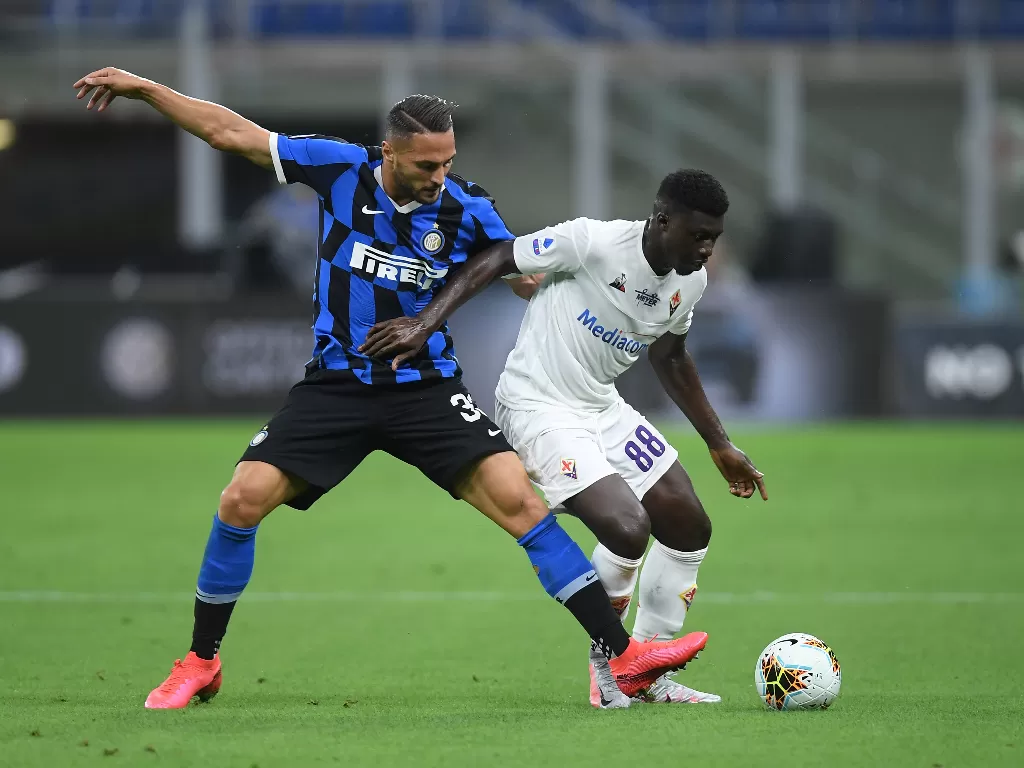 Pemain Inter Milan, Danilo D'Ambrosio dalam aksinya berduel dengan pemain Fiorentina, Alfred Duncan. (REUTERS/Daniele Mascolo)